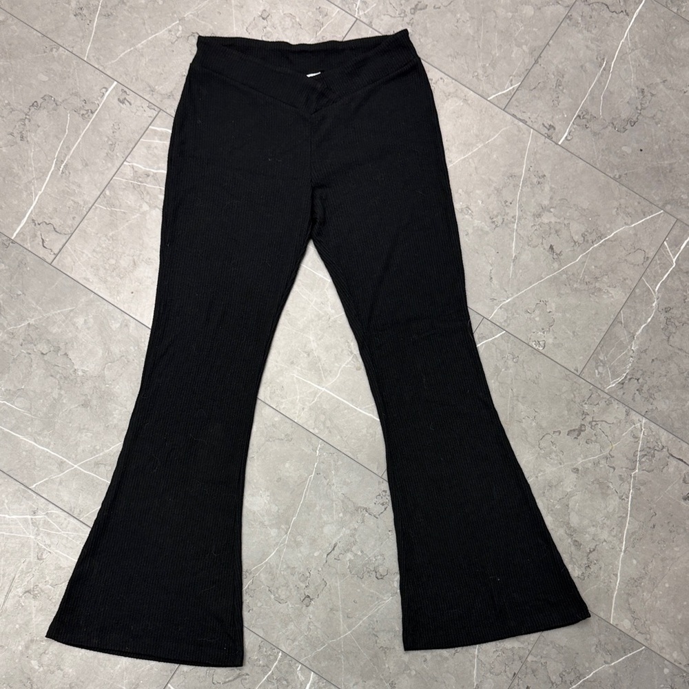 Colsie Gray Ribbed Flare Pants with V Waistband